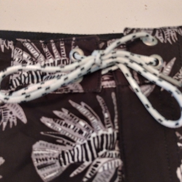 Men's Express brown swim trunks with piranhas on them size Medium - Picture 4 of 7